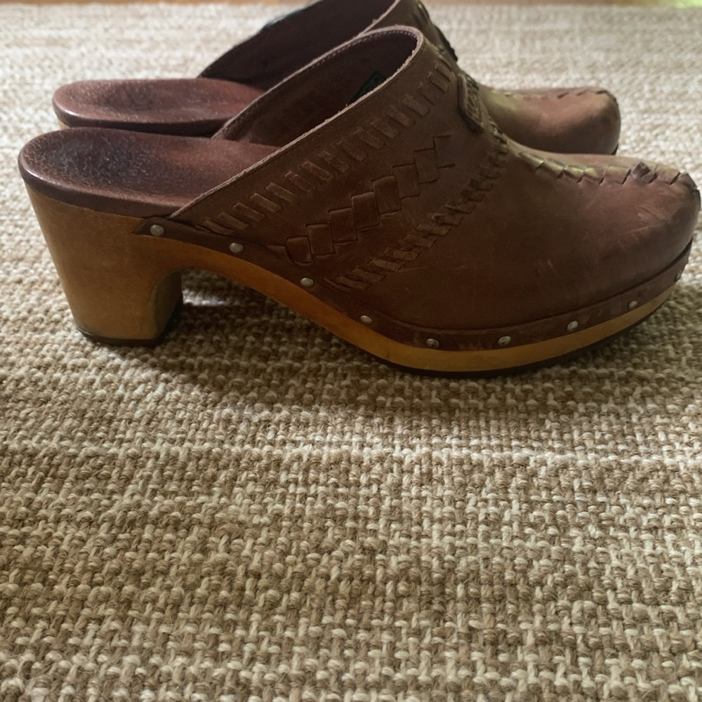 UGG Clogs - Picture 4 of 8